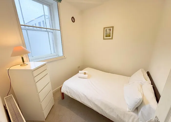 Wonderful 3 Bed In Old Market Bristol