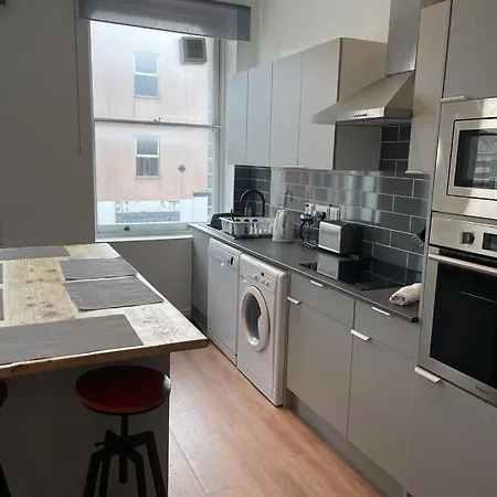 Wonderful 3 Bed In Old Market *